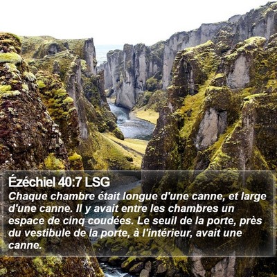 Ézéchiel 40:7 LSG Bible Verse Image