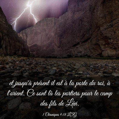 Picture 03 - 1 Chroniques 9:18 LSG - et jusqu'à présent il est à la porte du roi, - Bible Verse Picture